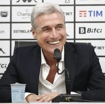 Luis Castro na coletiva de apresentação como técnico do Botafogo — Foto: Vitor Silva / Botafogo