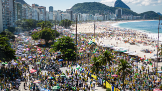 Praia de Copacabana é cenário de manifestação bolsonarista — Foto: Infoglobo