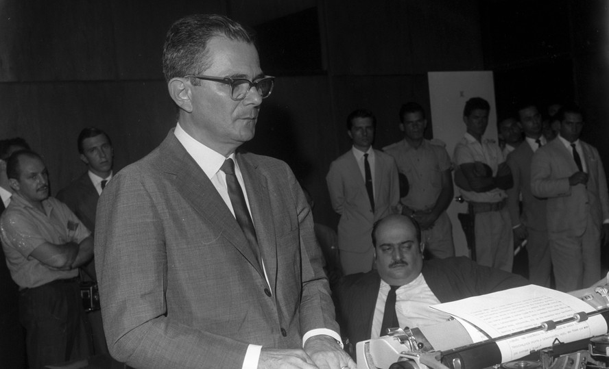 Arnon de Mello, que viria a ser senador, em 1960