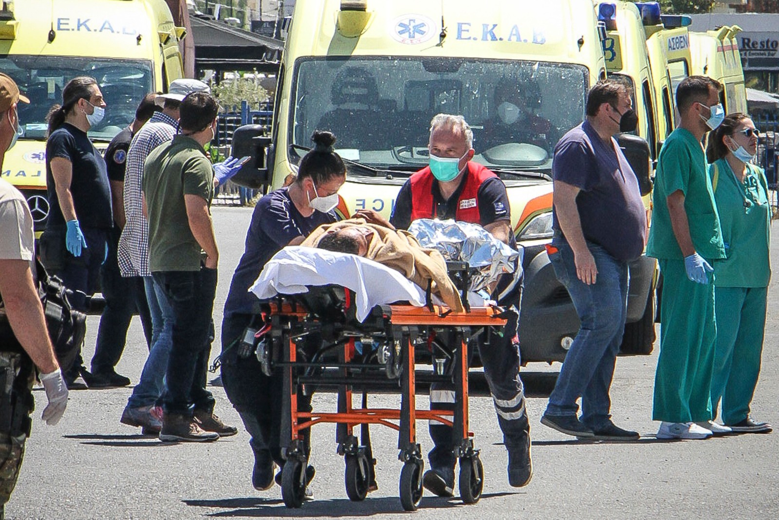 Naufrágio de embarcação deixou dezenas de migrantes mortos — Foto: Angelos Tzortzinis / AFP