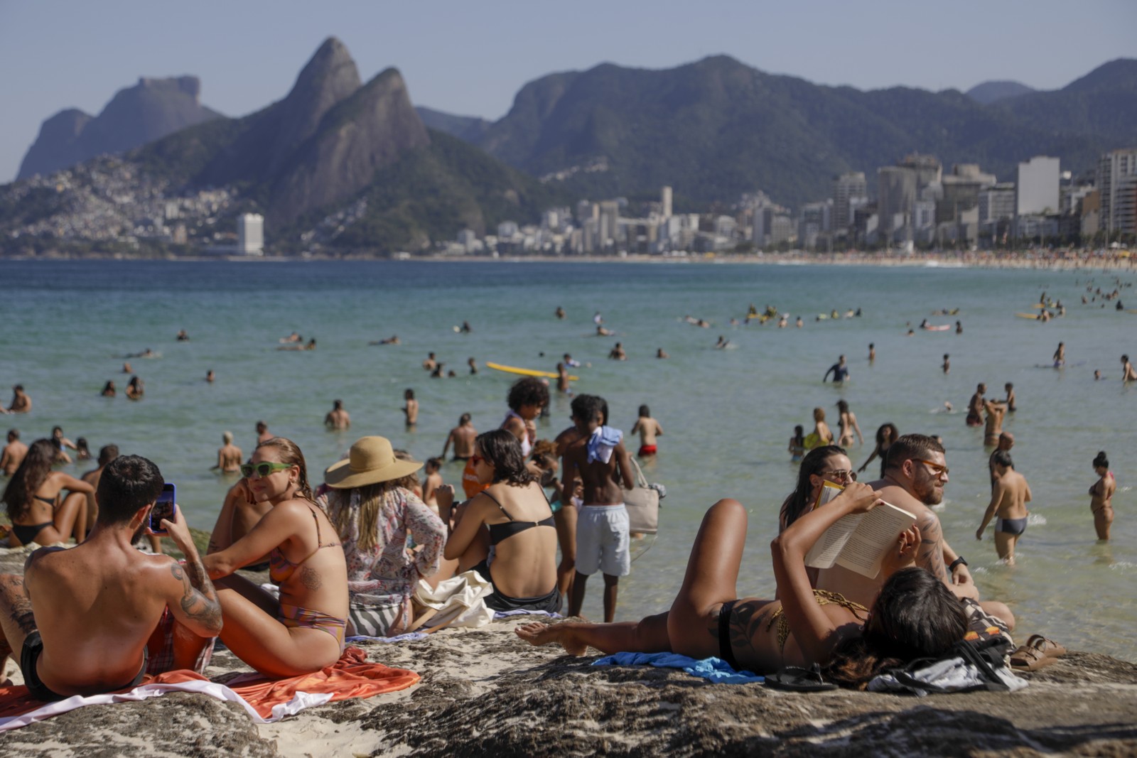 Primeiro final de semana do inverno tem sol forte. Na foto, praia do arpoador — Foto: Gabriel de Paiva /Agência O Globo