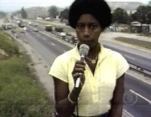 Em 1977, Glória Maria fez história ao tornar-se a primeira repórter a entrar ao vivo no "Jornal Nacional" — Foto: Reprodução/TV Globo