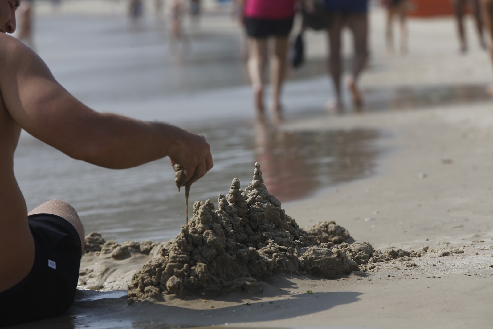 Criança brinca com a areia na praia de Copacabana; termômetros podem chegar a 40ºC — Foto: Custódio Coimbra/Agência O Globo