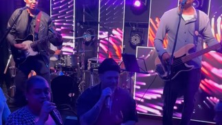 Preta Gil cantou ao lado de Ferrugem e da banda da festa de Luciano Huck — Foto: Reprodução/Instagram