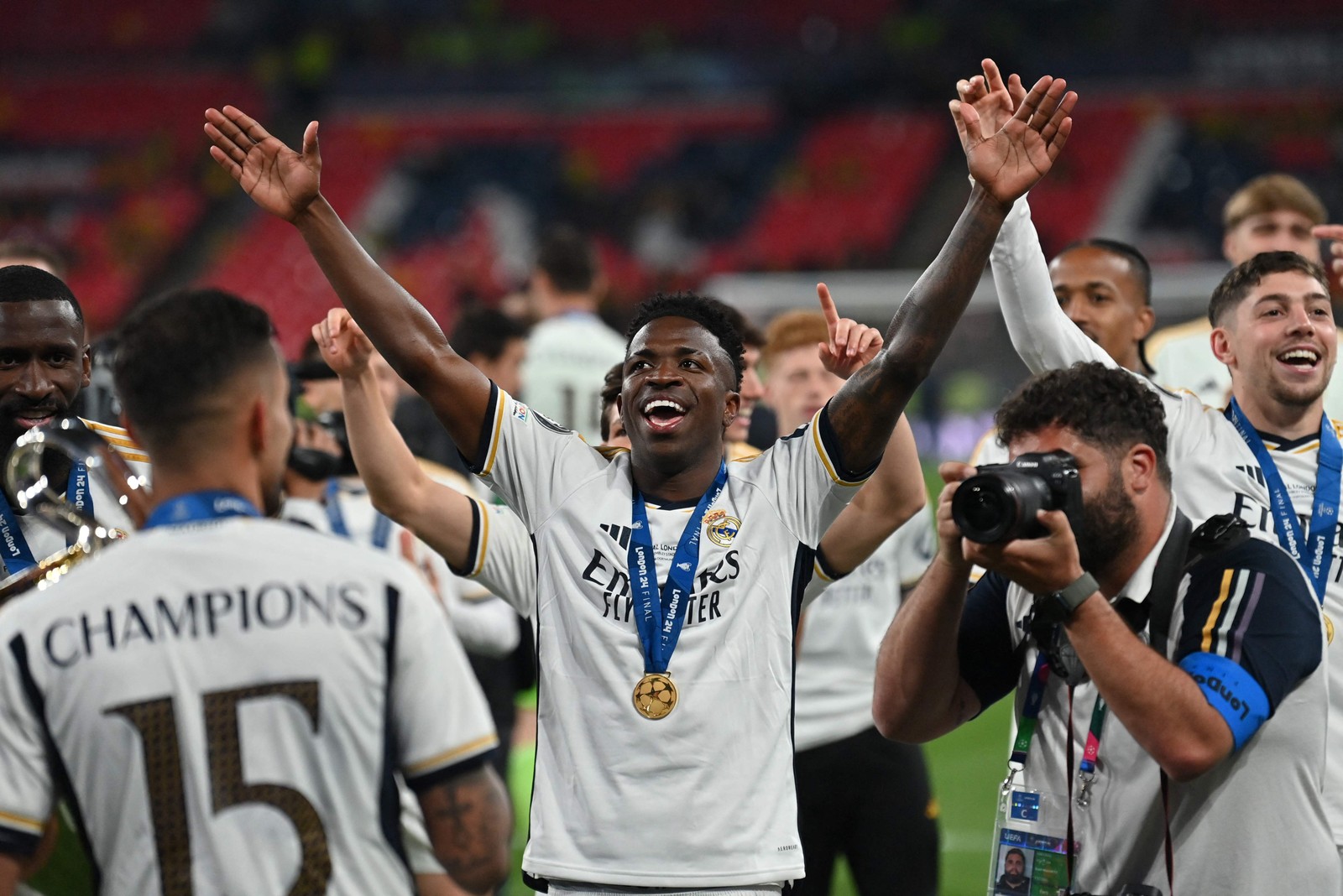 O atacante brasileiro nº 07 do Real Madrid, Vinicius Junior, acena para comemorar a vitória ao final da final da UEFA Champions League entre Borussia Dortmund e Real Madrid, no estádio de Wembley, em Londres, no dia 1º de junho de 2024. — Foto: Glyn KIRK / AFP