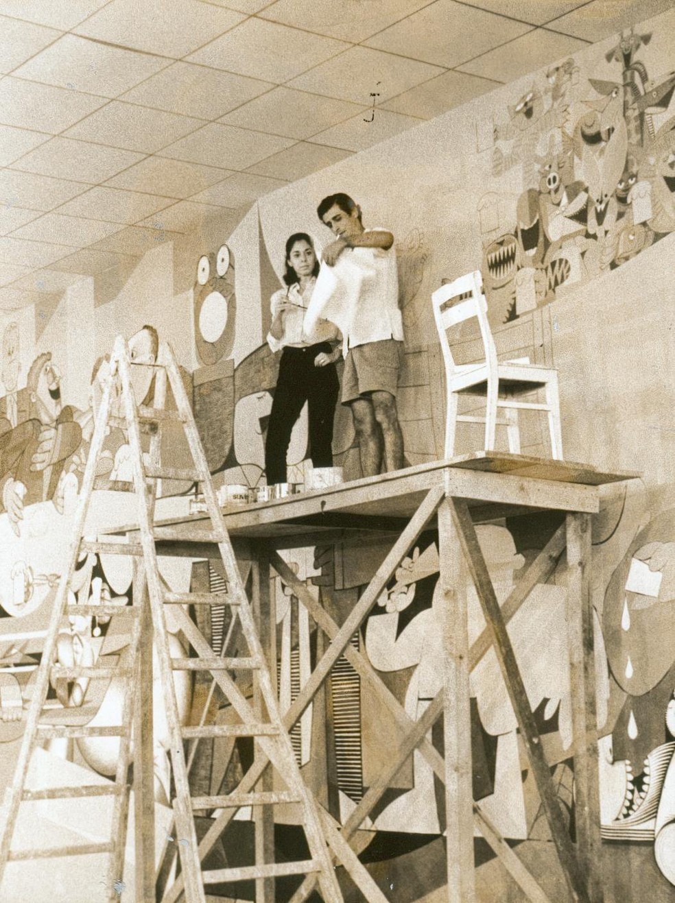 Ziraldo orienta pintura de painel no Canecão, em 1967 — Foto: Antonio Rudge/Divulgação