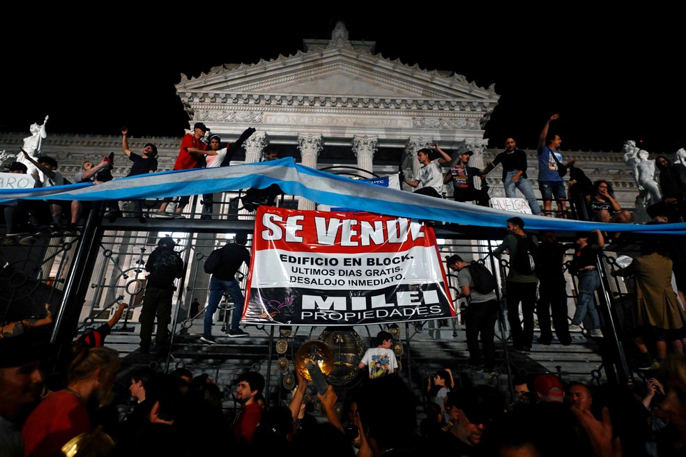 Faixa de 'vende-se' no Congresso da Argentina — Foto: Luis Robayo/AFP