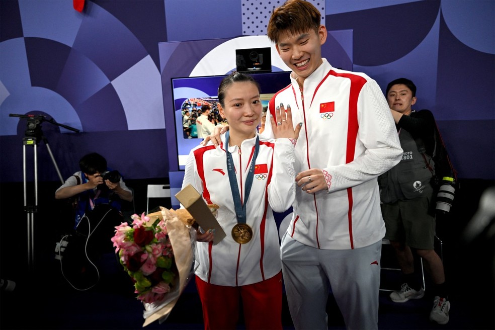 A medalhista de ouro da China Huang Ya Qiong posa com seu anel de noivado — Foto: ARUN SANKAR / AFP