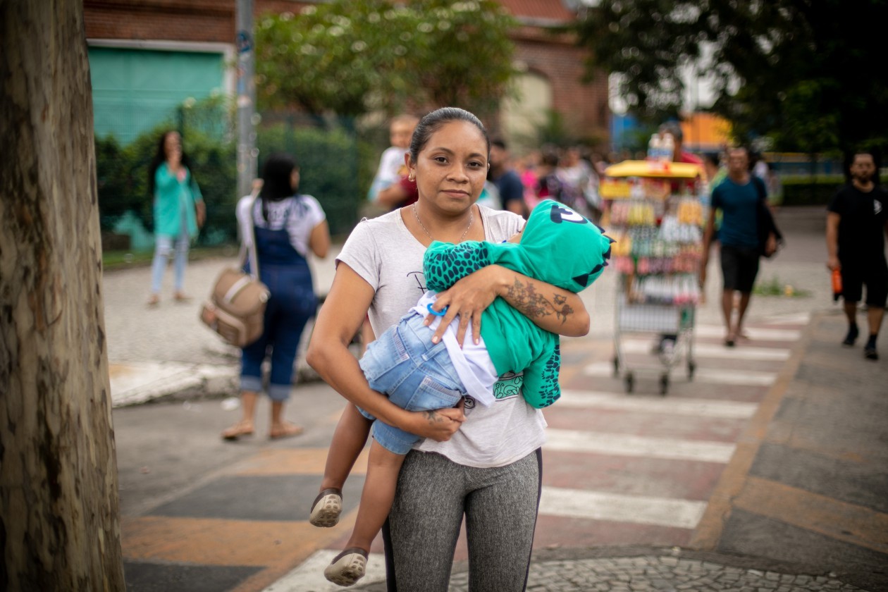 Paula André da Silva Ribeiro dormiu na fila para recadastramento do CadÚnico, no Rio — Foto: Brenno Carvalho/Agência O Globo