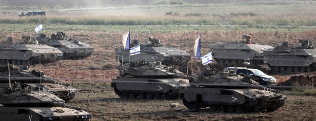 Tanques de Israel posicionados em Ashkelon, ao norte da Faixa de Gaza — Foto: Thomas COEX / AFP
