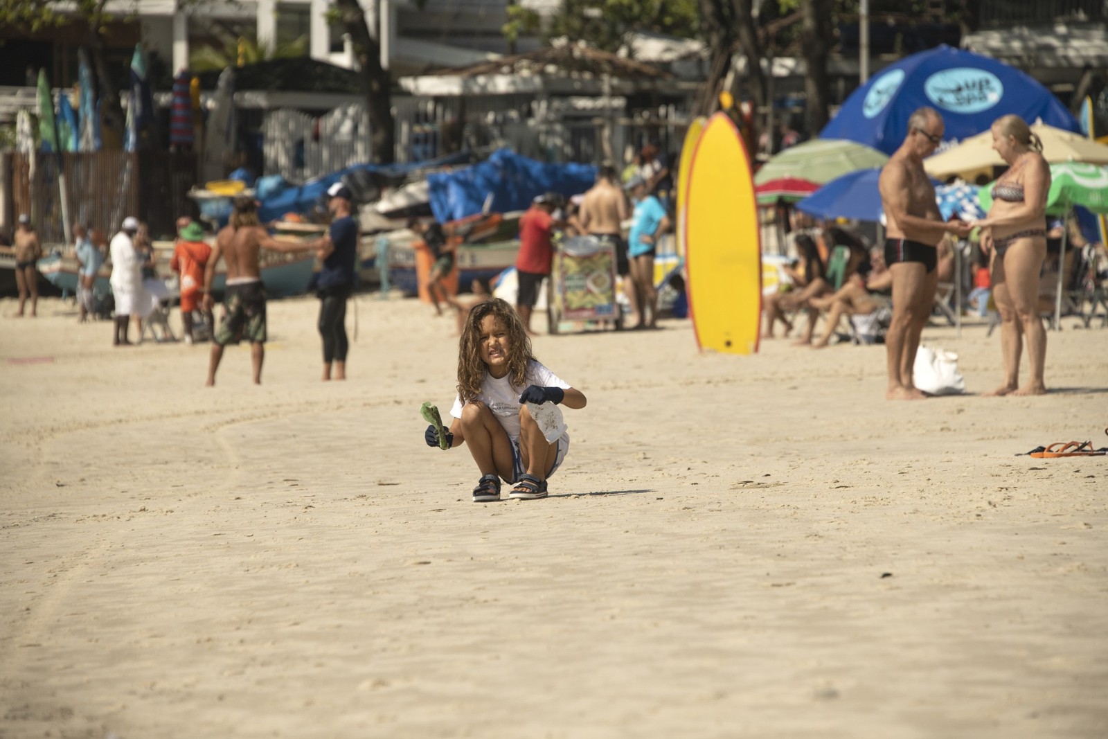 Nina Gomes, de 6 anos, participa de ações de limpeza e sustentabilidade no Posto 6. Obra mostra a cidade com pés na areia — Foto: Euri Bezerra