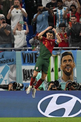 Comemoração que se tornou tradicional do craque português após gol na estreia da Copa de 2022