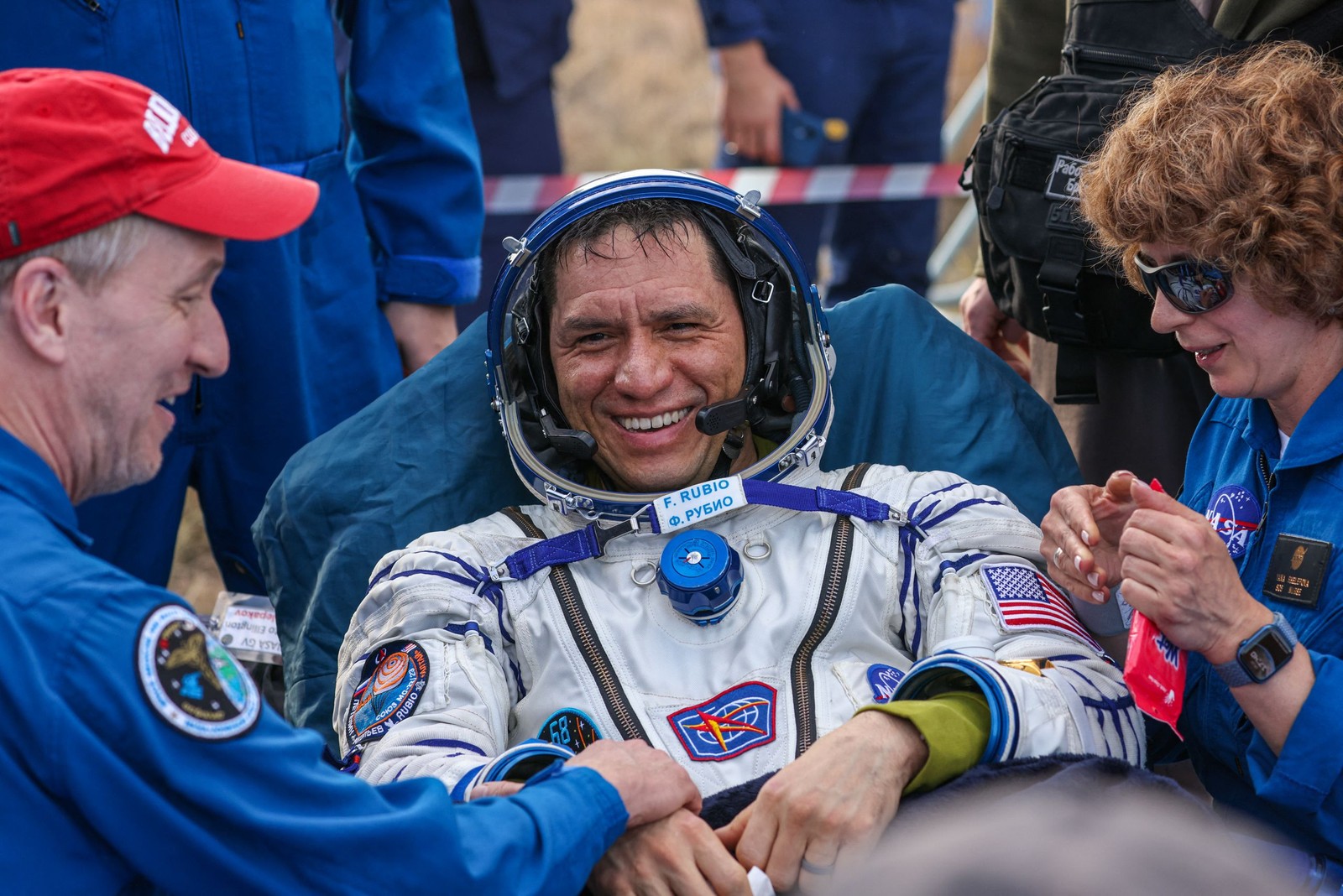 Frank Rubio é ajudado por especialistas após seu pouso na cápsula Soyuz MS-23 — Foto: AFP