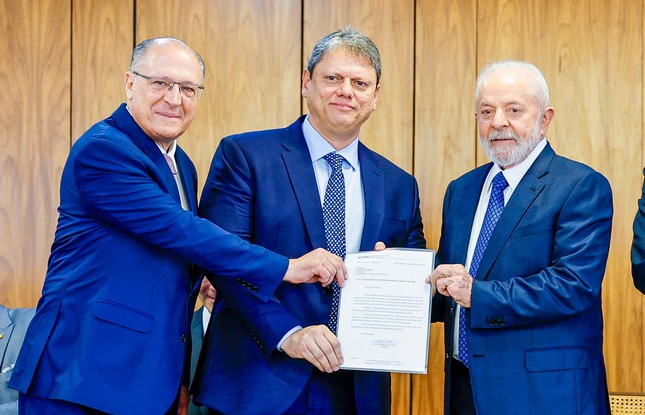 Geraldo Alckmin, Tarcísio de Freitas e o presidente Lula, em Brasília