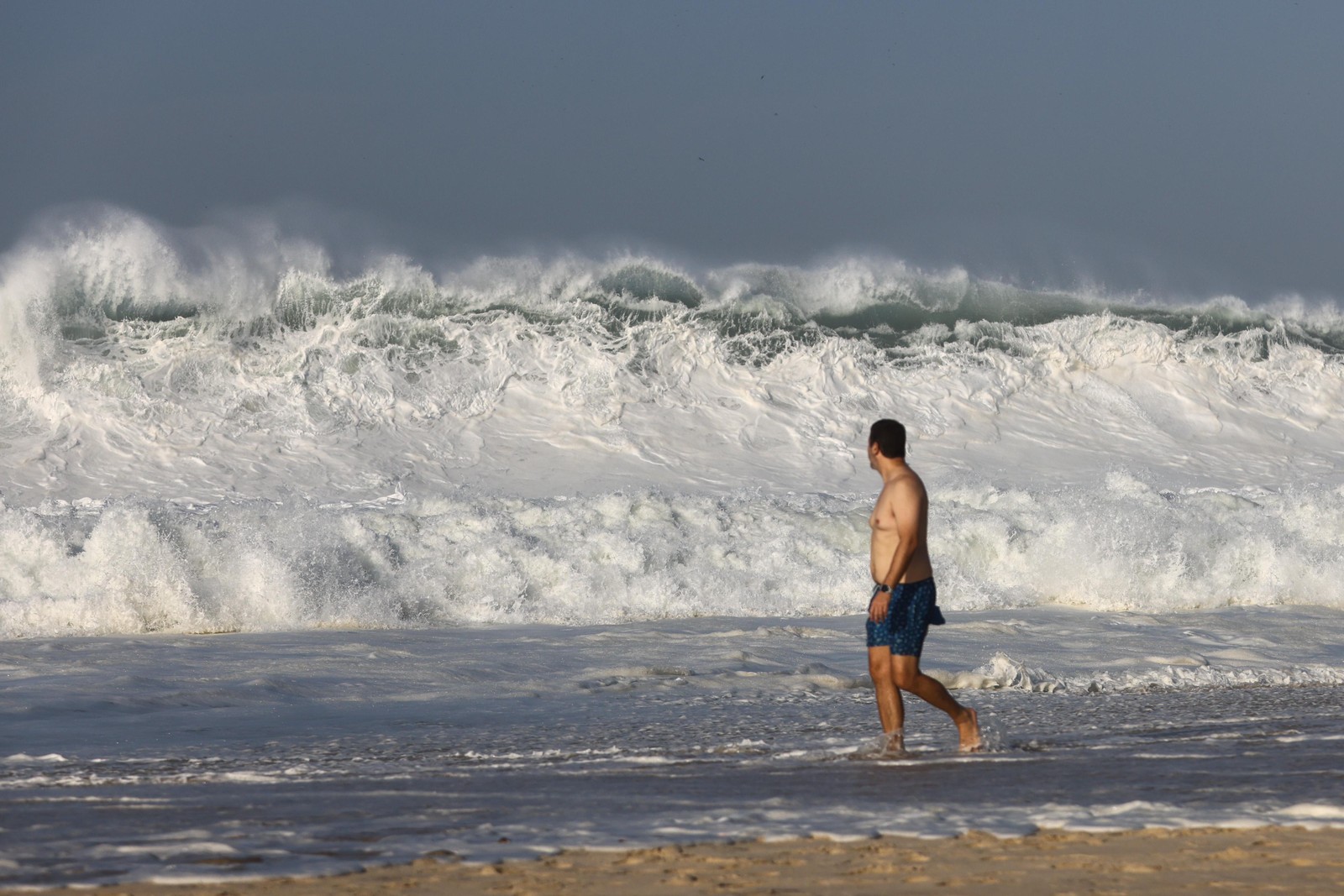 Ressaca na praia do Leblon — Foto: Márcia Foletto / Agência O Globo