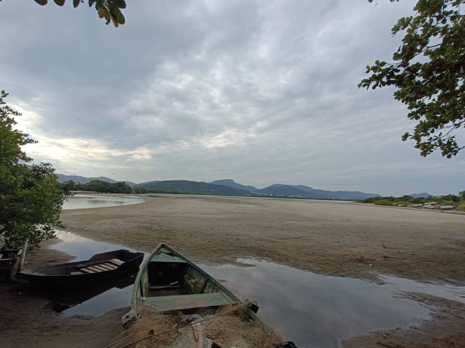 Na quarta-feira (17), era possível andar por trechos do espelho d'água — Foto: Lívia Neder