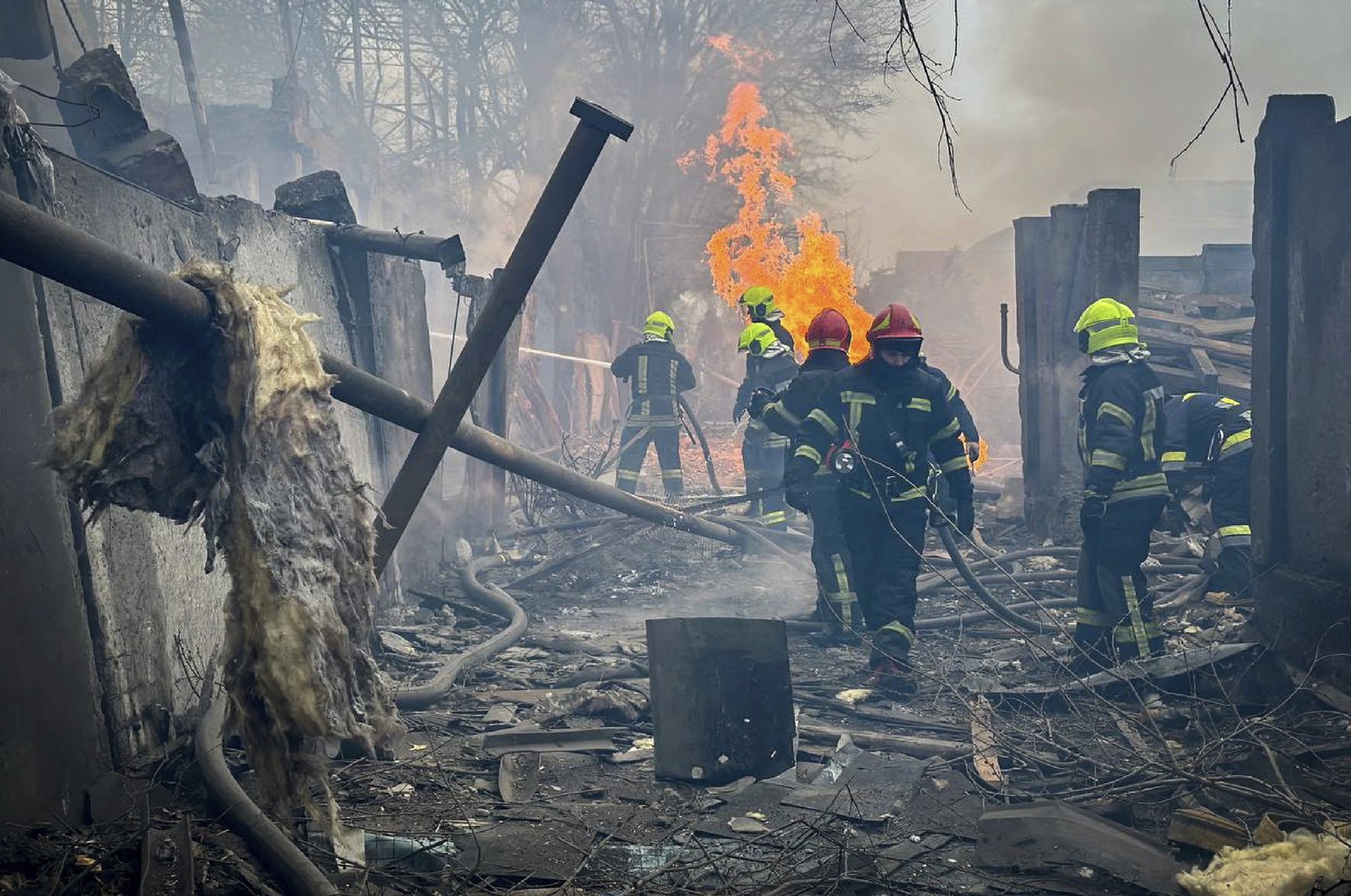 Bombeiros fazem operação de busca em escombros de prédio atingido por mísseis russos em Odessa — Foto: Serviço de Emergência da Ucrânia / Divulgação