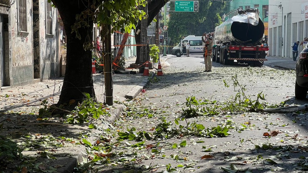 Com a força da explosão de estrutura do caminhão-tanque, rua ficou com vidros, esquadras de janelas e folhas e galhos de árvores — Foto: Ana Branco/Agência O Globo
