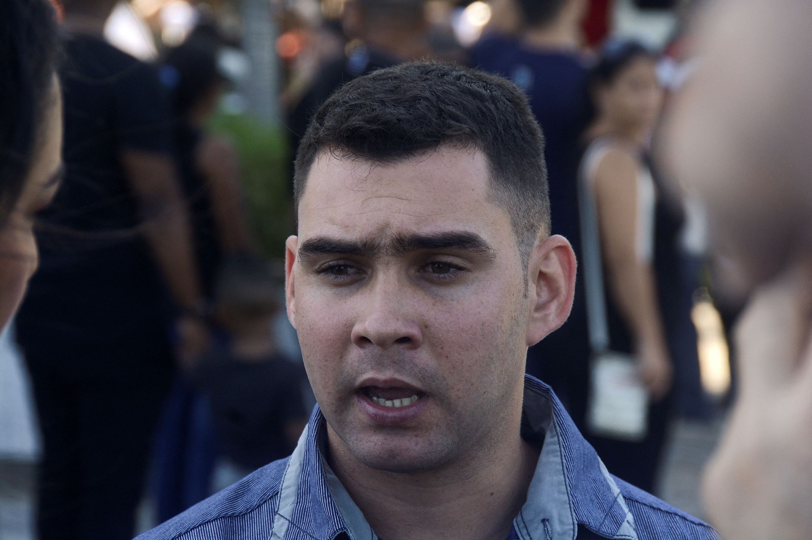 Elián González, o jovem cubano resgatado na costa da Flórida, fala com a imprensa na Praça da Revolução de Havana, durante homenagens a Fidel Castro, em novembro de 2016 — Foto: AFP