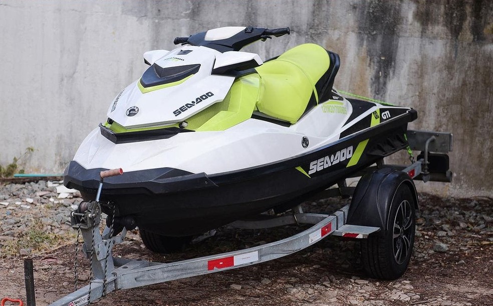 Carros e Jet-ski foram apreendidos pelas autoridades em operação contra 'Jogo do Tigrinho' — Foto: Divulgação