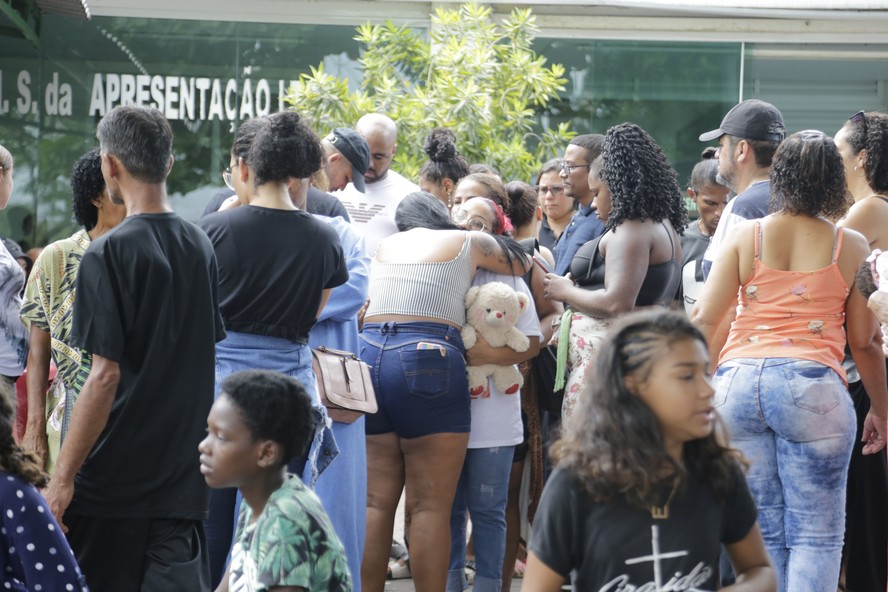 Vida perdida: velório e enterro de Ester de Assis Oliveira, de 9 anos, morta no Morro do Cajueiro, em Madureira, em abril