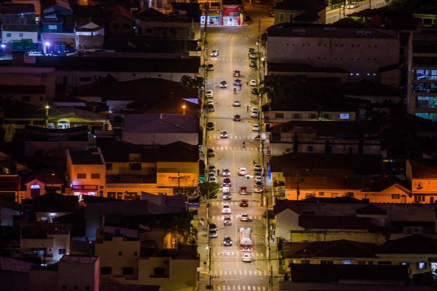 Enquanto nas metrópoles a maioria fica entre dois apps de transporte, moradores da pequena cidade mineira têm 7 alternativas locais