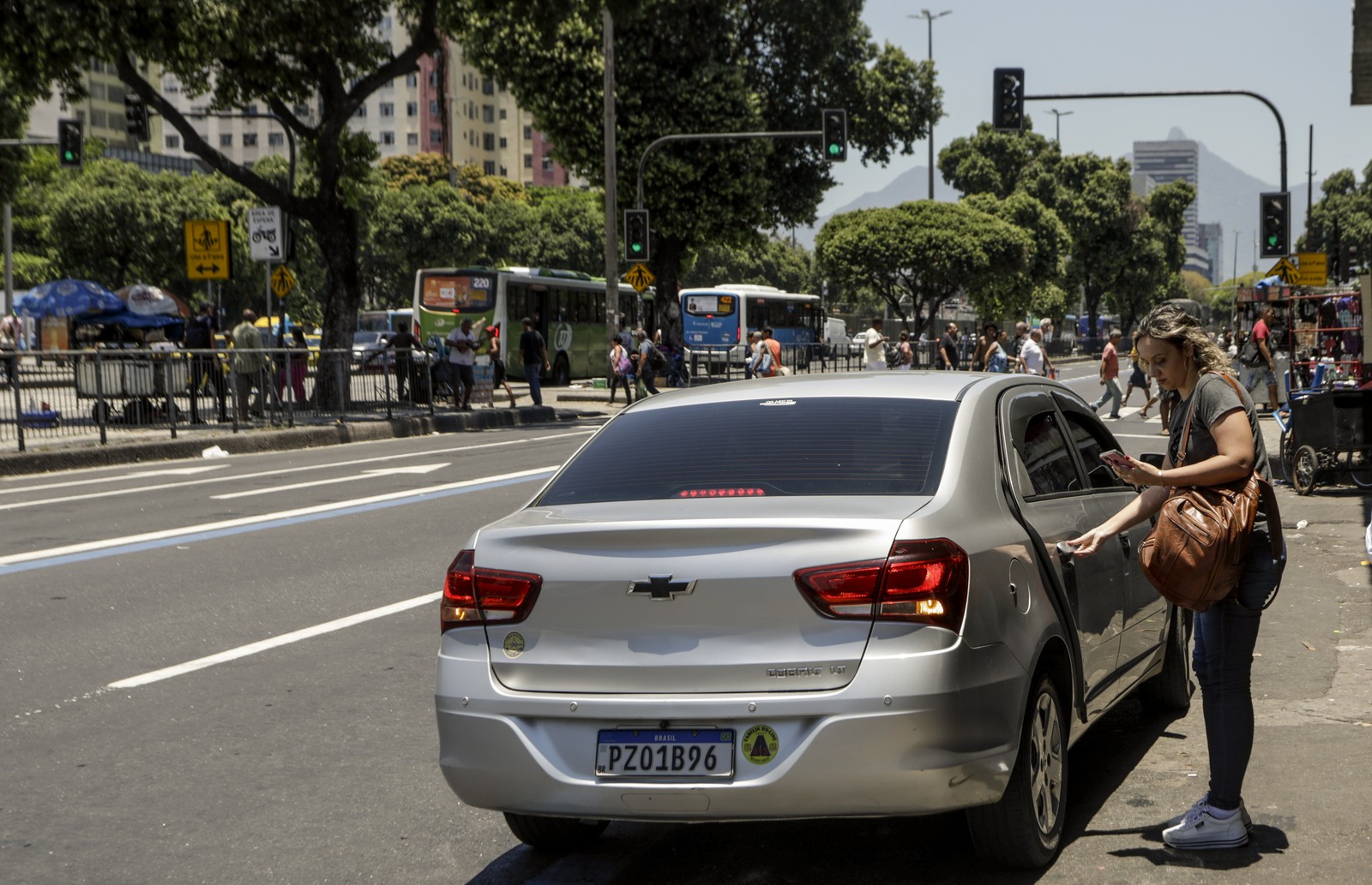 Passageiros deixam a Central do Brasil em carros de aplicativos — Foto: Gabriel de Paiva/Agência O Globo
