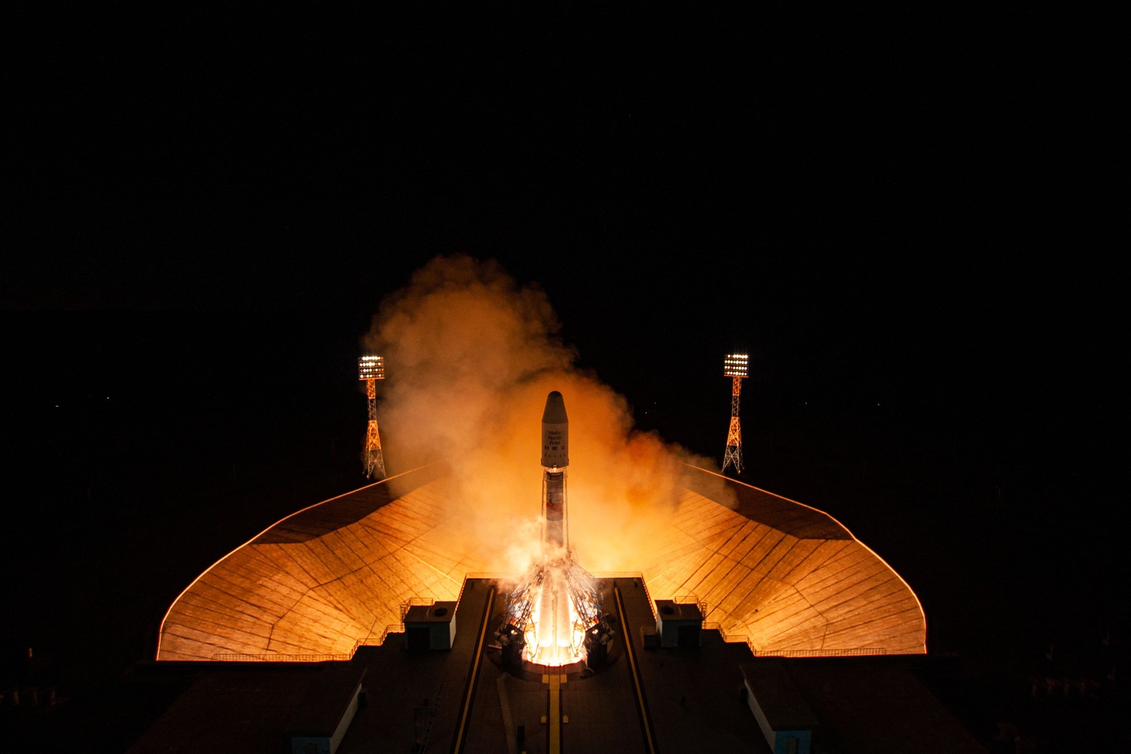 A Agência Espacial Russa Roscosmos divulgou foto do foguete impulsionador Soyuz-2 com 36 satélites OneWeb do Reino Unido decolando do cosmódromo Vostochny, na região leste de AmurAFP