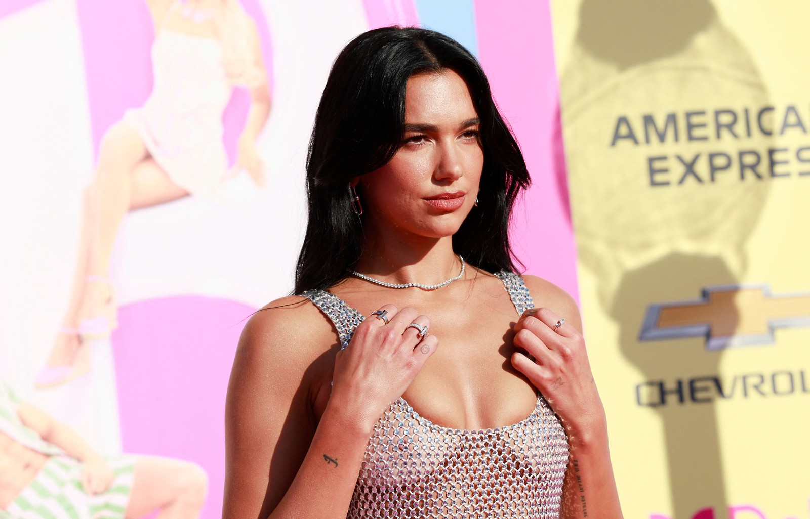 Dua Lipa usou vestido transparente durante estreia mundial do filme "Barbie" no último domingo — Foto: Michael Tran / AFP