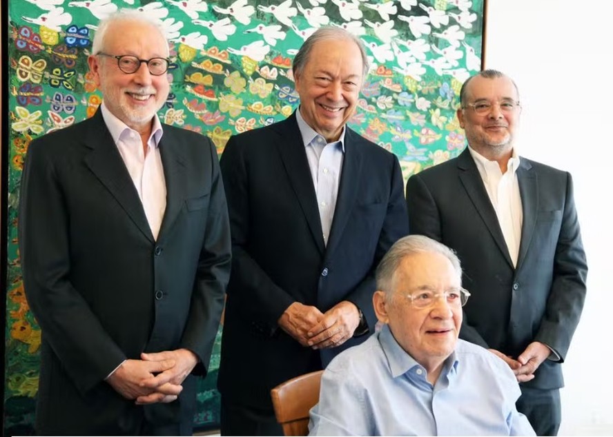 FH se encontra com economistas do Plano Real. Em pé, Pérsio Arida, Pedro Malan e Gustavo Franco. Sentado, FH