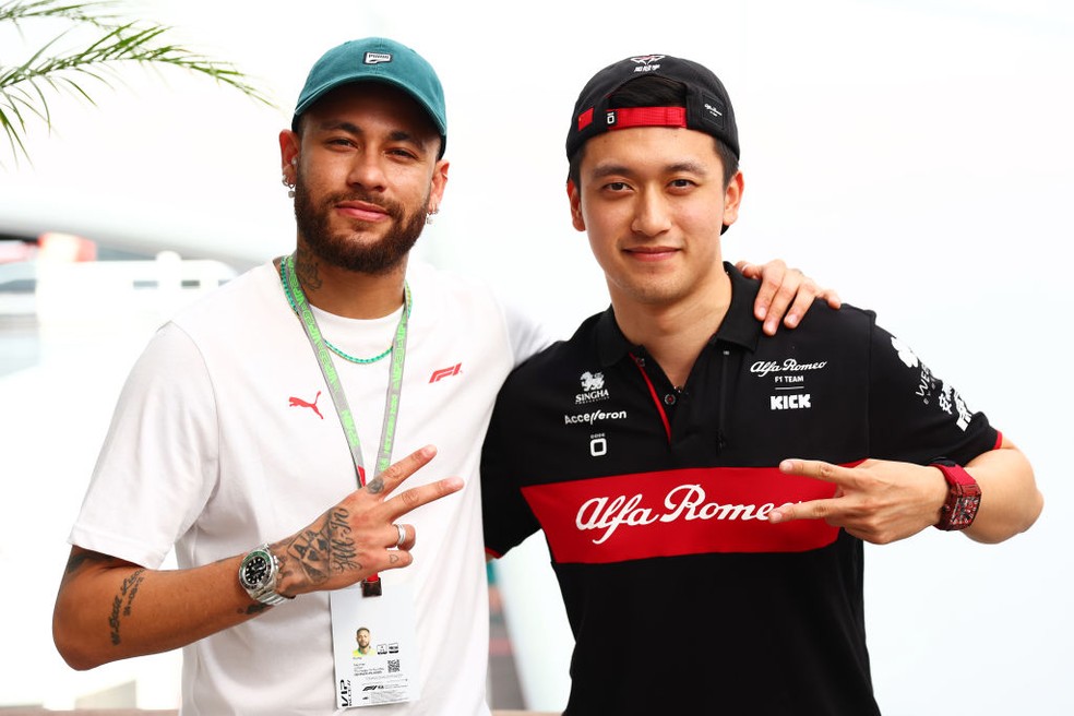 Neymar exibiu relógio de luxo ao posar com Zhou Guanyu da Alfa Romeo no GP da Espanha  — Foto: Getty Images