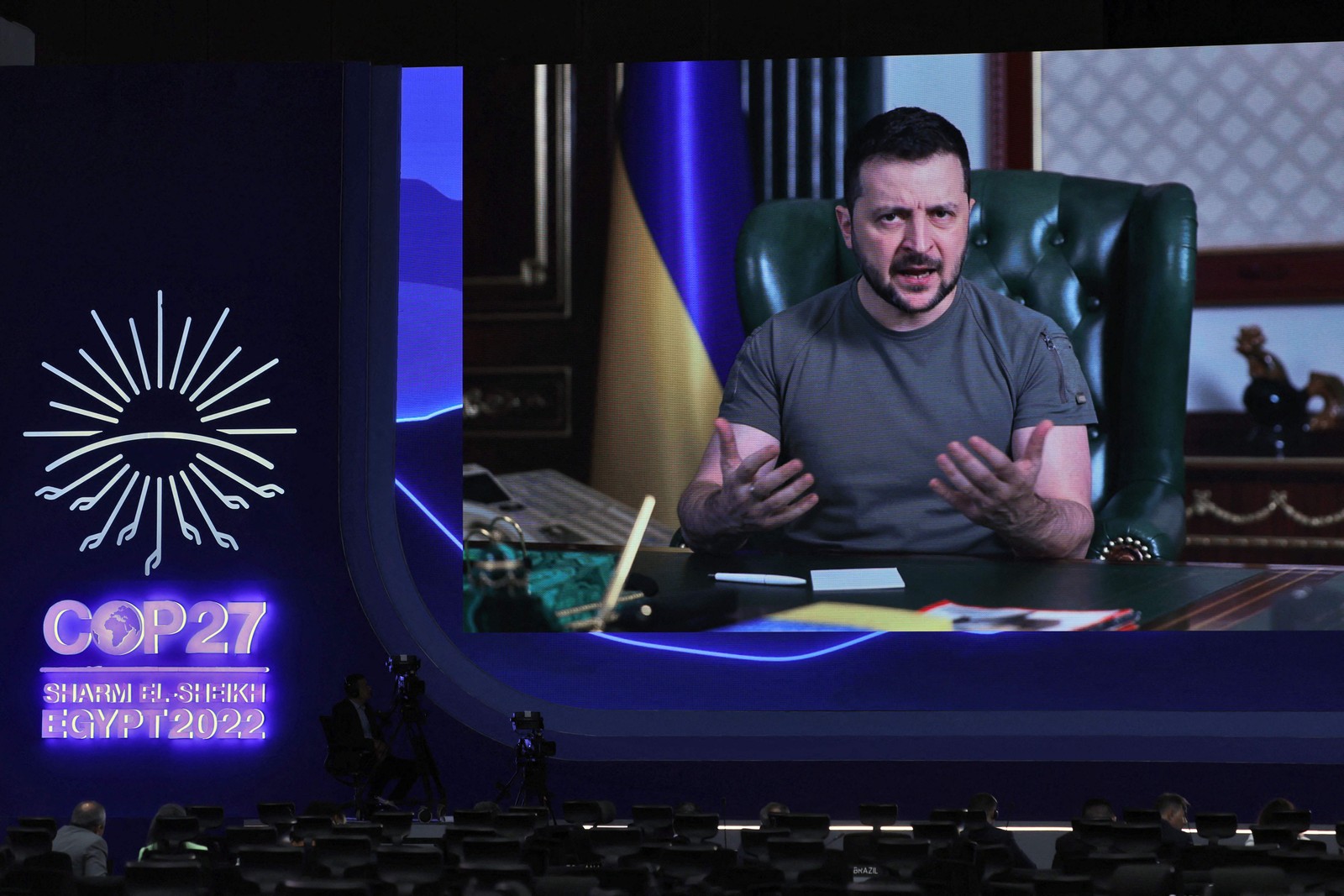 Presidente ucraniano Volodymyr Zelensky discursa em conferência sobre o clima COP27 no Centro Internacional de Convenções de Sharm el-Sheikh, no Egito — Foto: AHMAD GHARABLI/AFP