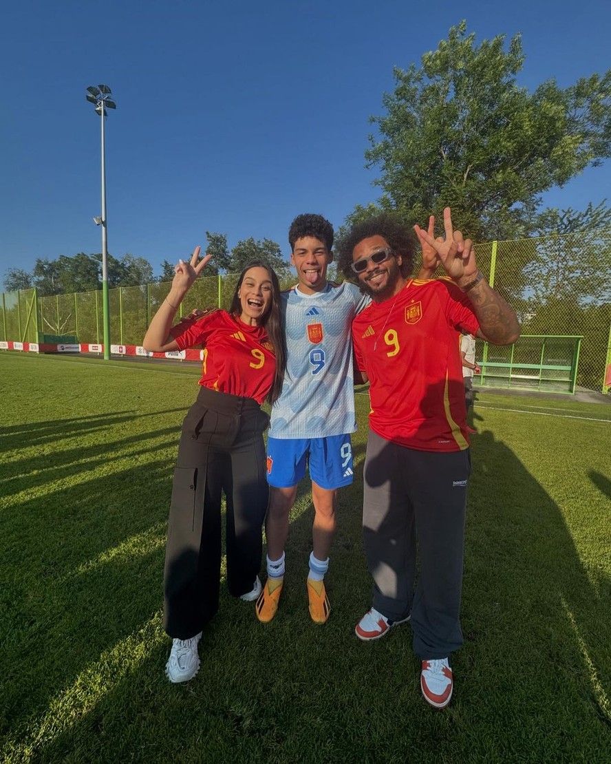 Marcelo e Clarice acompanham partida do filho, Enzo, pela seleção sub-15 da Espanha