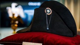Chapéu foi vendido por R$ 10 milhões, na França; segundo especialistas, Napoleão usou quase 120 chapéus em um período de 15 anos, o que explica porque as peças aparecem com certa frequência em leilões — Foto: AFP
