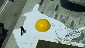EGGCIDENT. Intervenção urbana criada pelo artista holandês Henk Hofstra, que busca chamar a atenção para as mudanças e o aquecimento global. — Foto: Maria Isabel Oliveira/Agência O Globo