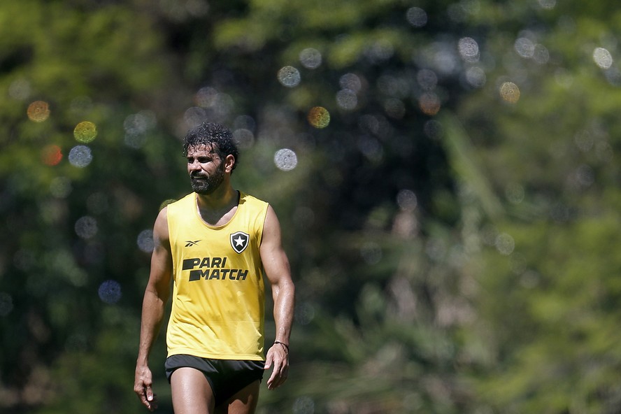 Diego Costa em treino do Botafogo no CT Lonier