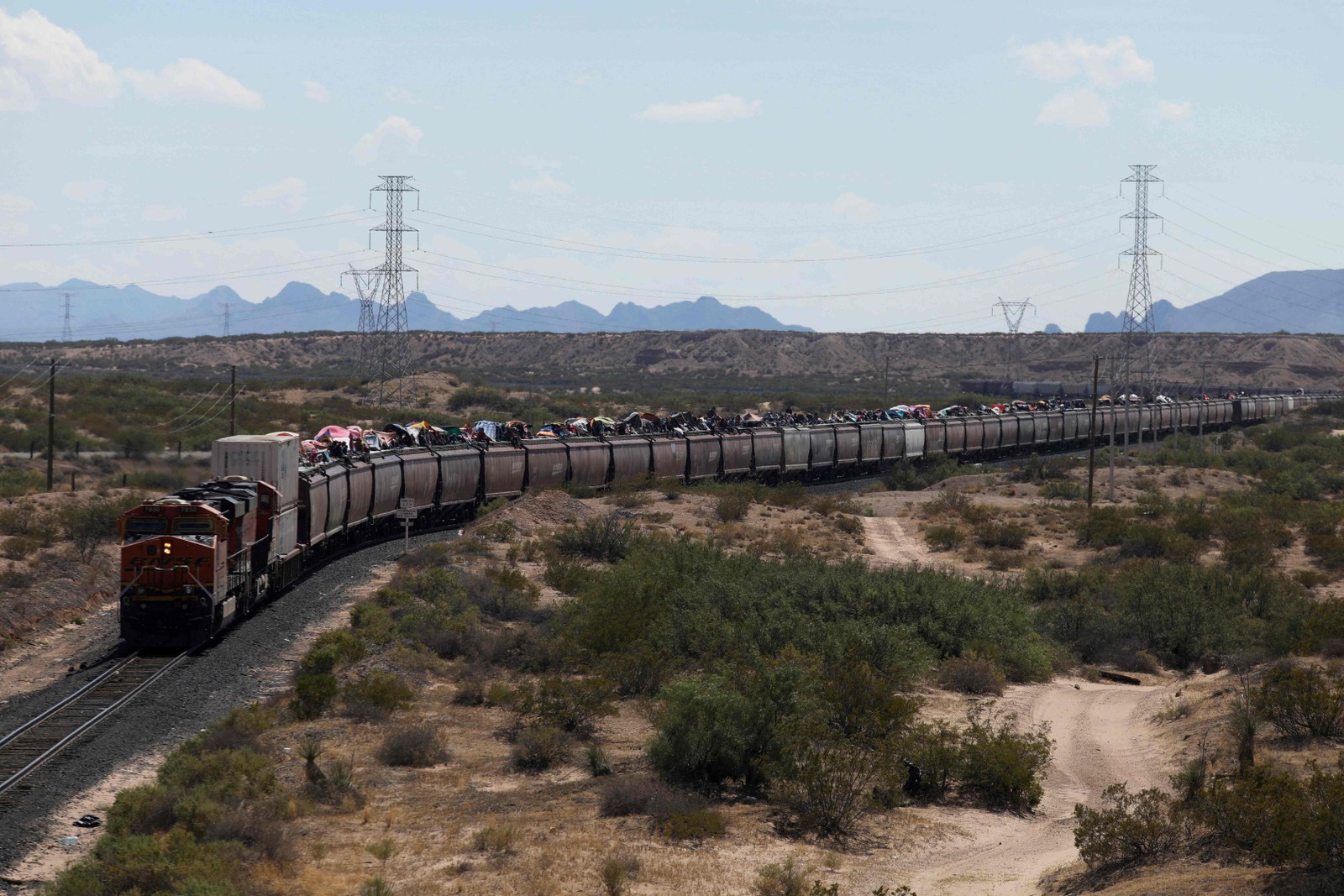 Migrantes, principalmente da Venezuela, viajam nos vagões de um trem de mercadorias para Ciudad Juarez, estado de Chihuahua, México — Foto: HERIKA MARTINEZ / AFP