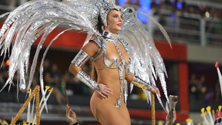 Paolla Oliveira rainha de bateria da Acadêmicos do Grande Rio