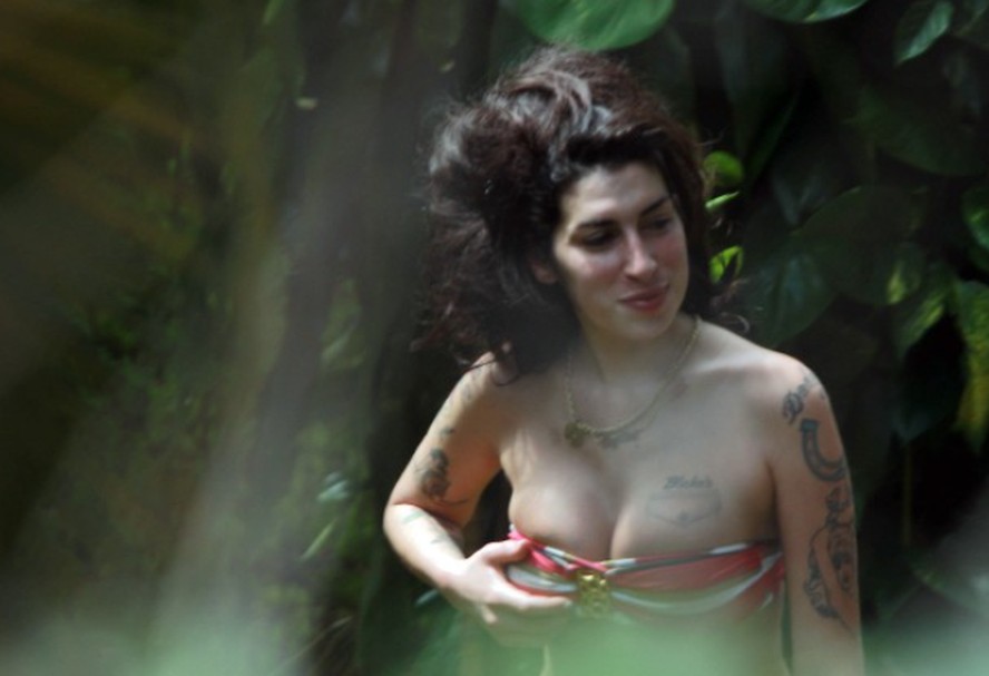 Amy Winehouse no Hotel Santa Teresa, no Rio, em janeiro de 2011