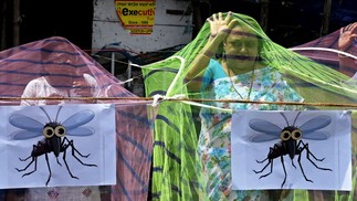 Surto de dengue em Bangladesh deixa mais de mil mortos — Foto: Dibyangshu Sarkar / AFP