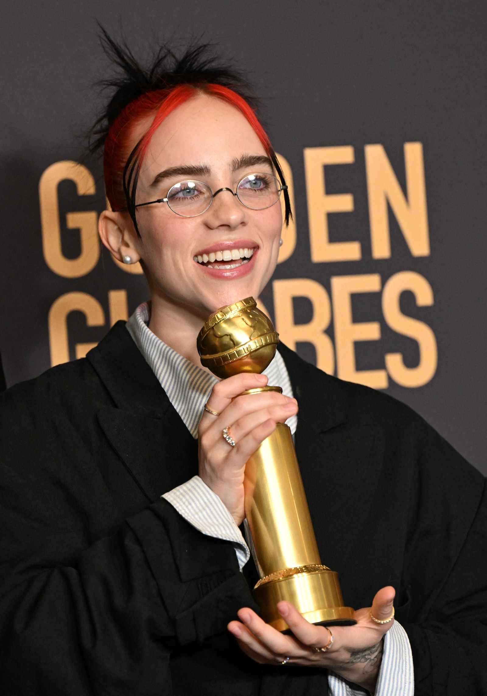 Billie Eilish e seu Globo de Ouro de melhor canção original por "What Was I Made For", do filme "Barbie — Foto: Robyn BECK / AFP