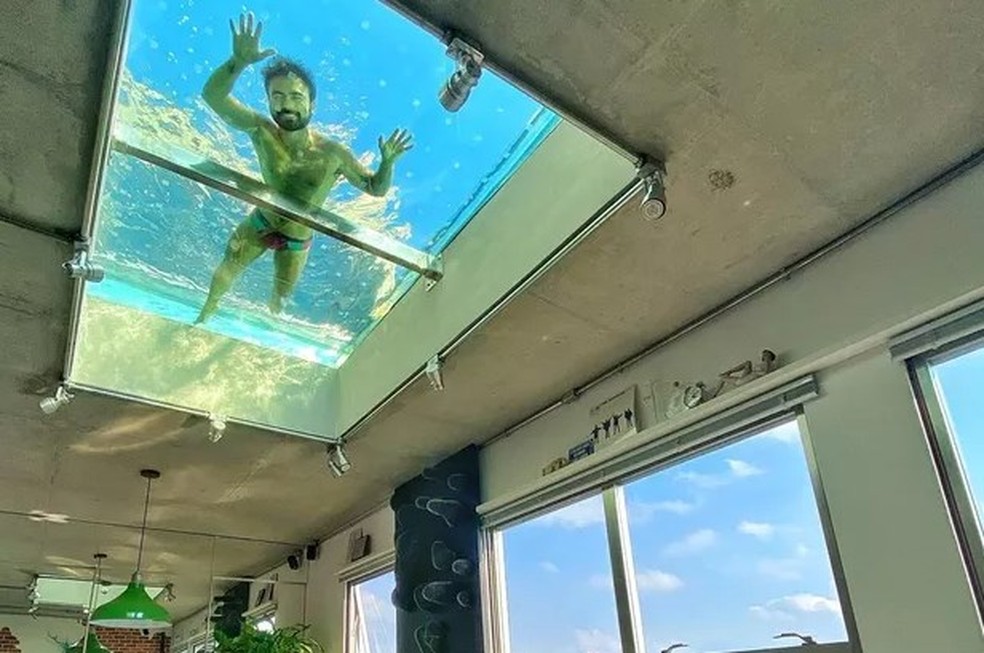 Mauro Sousa posa na piscina de sua casa: vidro no teto — Foto: Reprodução/Instagram