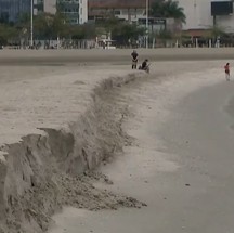 Desnível surgiu na Praia Central, 10 meses após o local passar por megaobra — Foto: Reprodução NSC TV