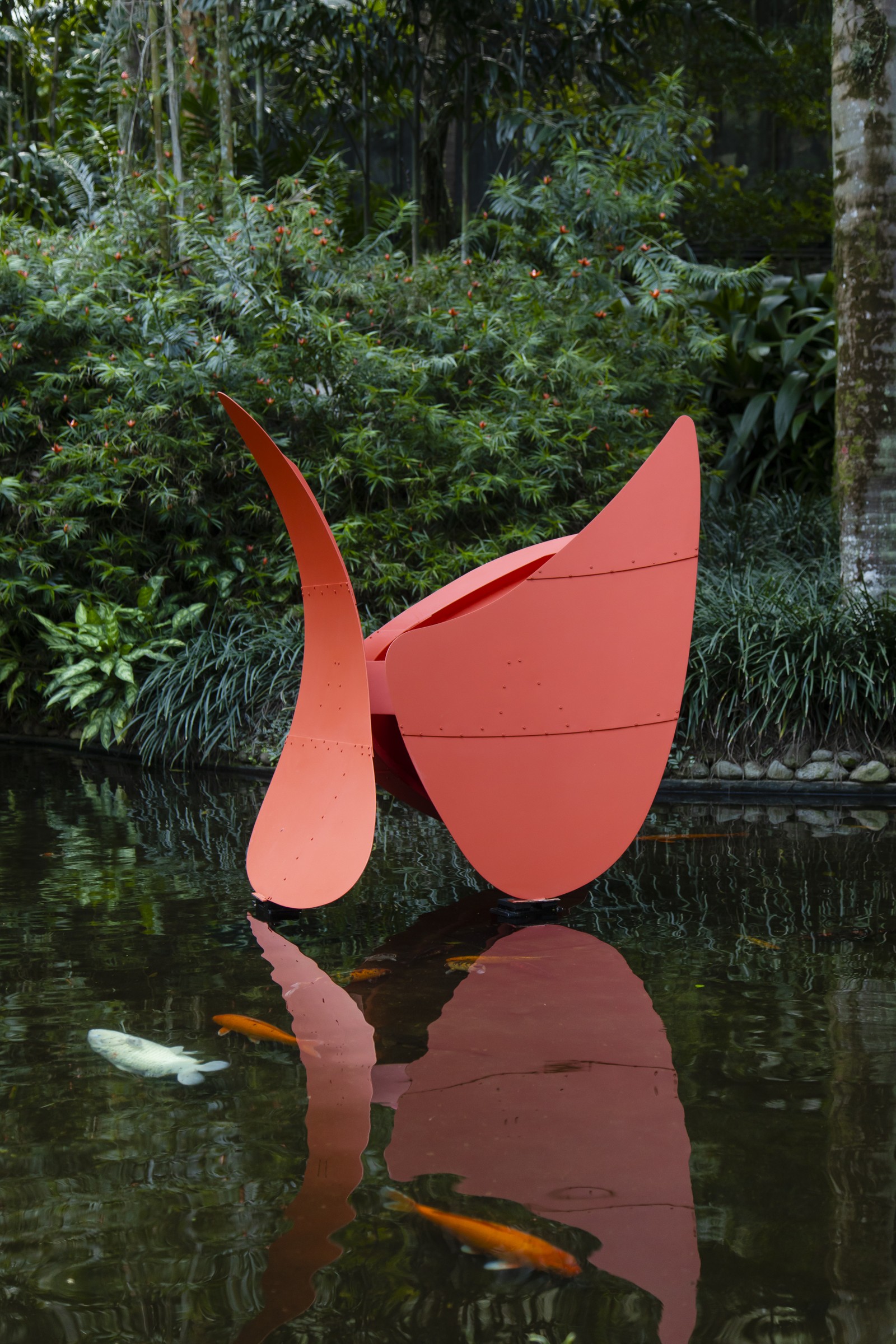 A obra 'Bent propeller' (1970), de folhas de metal, de Calder — Foto: Leo Martins 