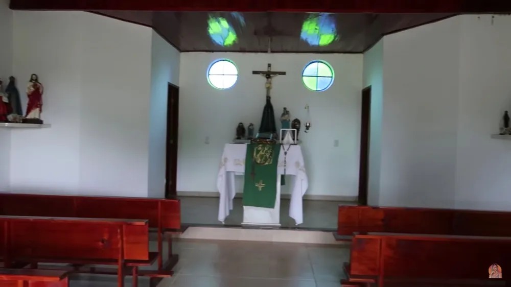 Talismã: a capela da fazenda do cantor Leonardo — Foto: Reprodução YouTube