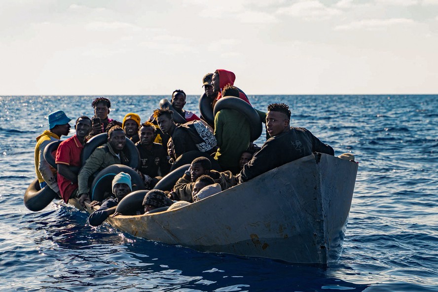 Imigrantes são levados em barco de resgate no Mediterrâneo na costa da Itália em novembro de 2022