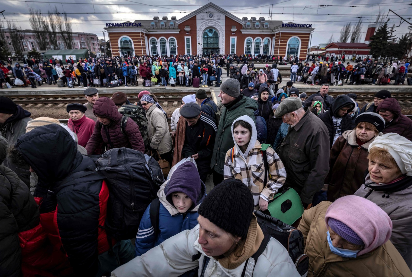 Famílias aguardam em plataforma na estação central de Kramatorsk para sair da cidade — Foto: FADEL SENNA / AFP