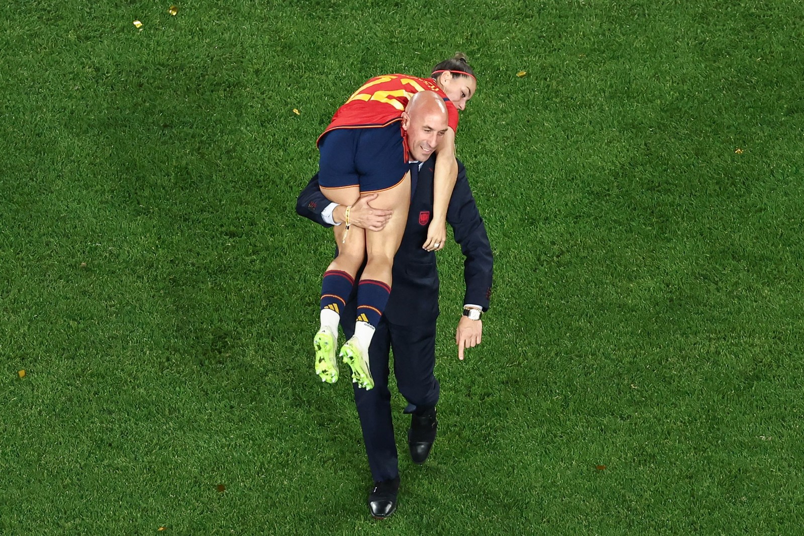 Luis Rubiales, carregando a espanhola Athenea del Castillo Beivide em seu ombro enquanto comemoram a vitória na final da Copa do Mundo Feminina de 2023 da Austrália e Nova Zelândia entre Espanha e Inglaterra no Estádio Austrália em Sydney — Foto: DAVID GRAY / AFP