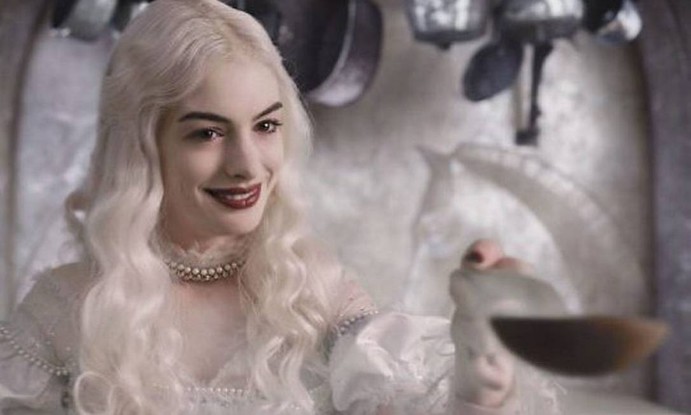 Anne Hathaway interpreta a Rainha Branca 'Alice no País das Maravilhas', de Tim Burton