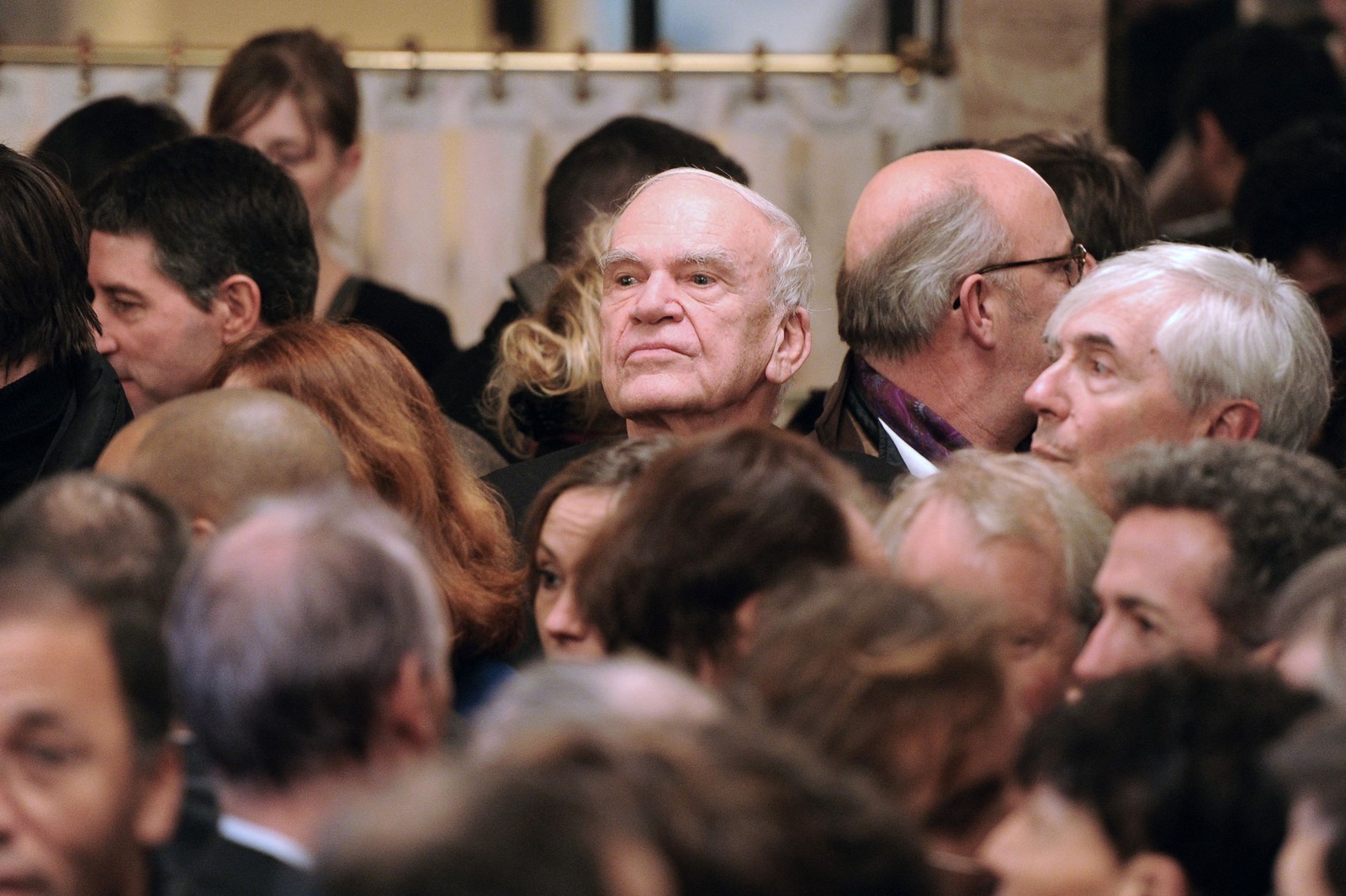 O escritor tcheco Milan Kundera participa da festa de 20 anos da crítica do filósofo francês Bernard-Henri Levy, "La regle du jeu" (As regras do jogo) em Paris, em 30 de novembro de 2010. — Foto: Miguel MEDINA / AFP